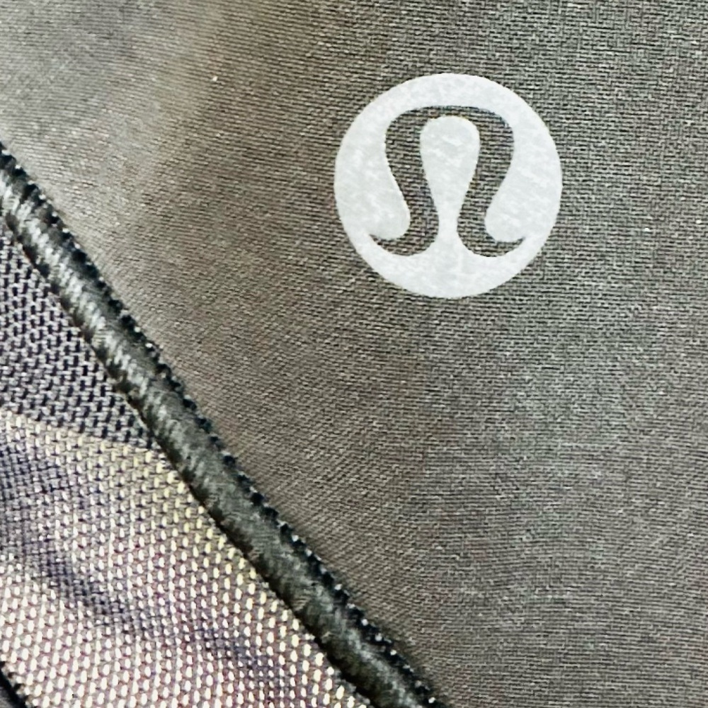 Lululemon Women’s Hotty Hot Short High-Rise Long 4"
Black Size 12 - Picture 9 of 11